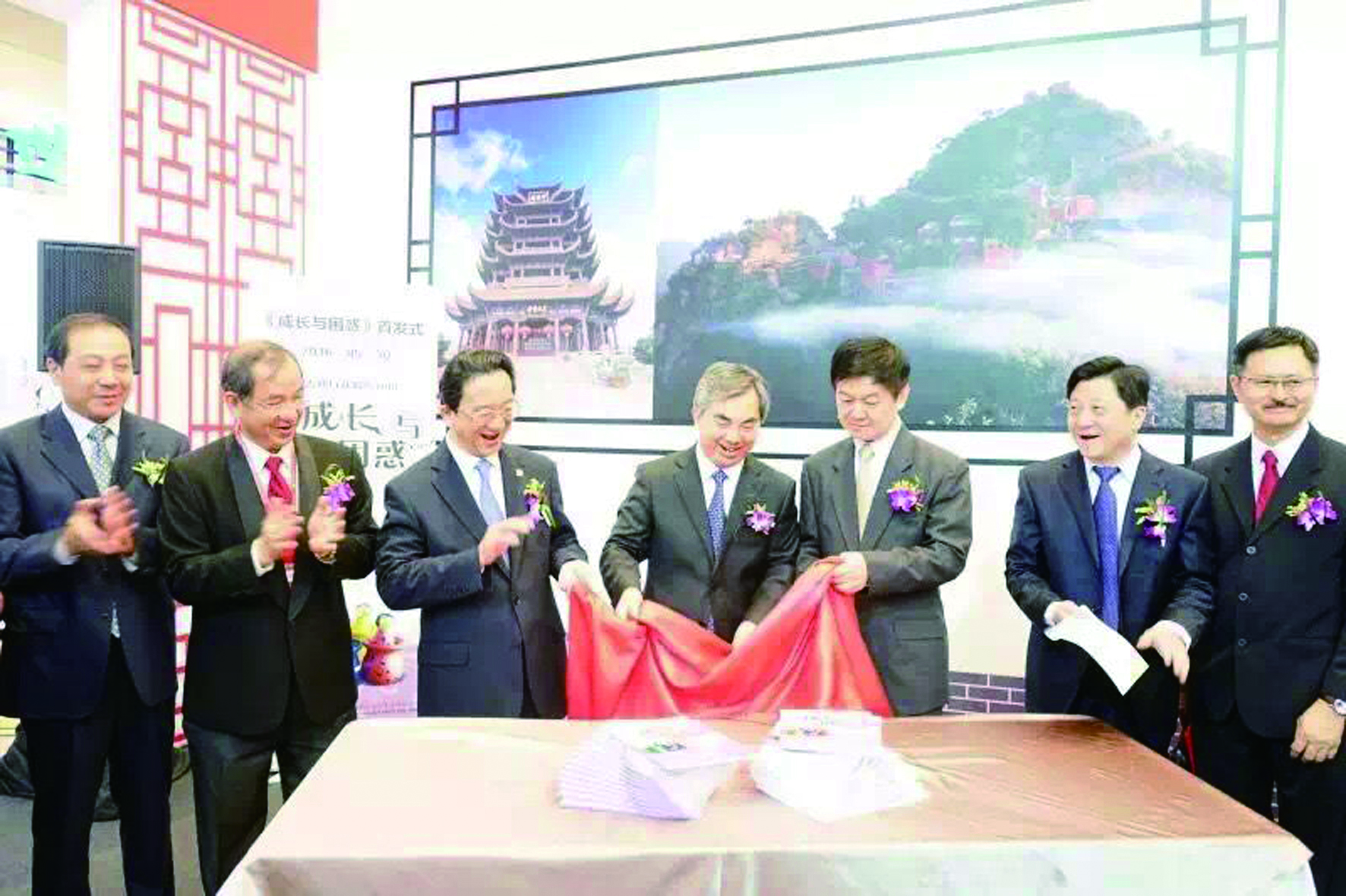 时任省委常委、宣传部部长梁伟年等领导为湖北传媒周开幕式揭幕